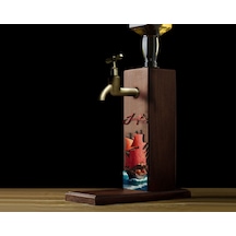 Bk Gift Kişiye Özel Kabartma İsimli Tarihli Pirates Ship Tasarımlı Musluklu Ceviz Ahşap Şarap Standı-8, Viski Çeşmesi, Babaya Hediye, İçecek Dispenser