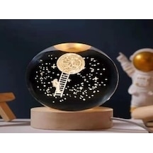 Dekoratif Merdivenli Astronot Ve Ay Tasarımlı Ahşap Altlıklı Işıklı Cam Küre Cam:6cm Ahşap:2cm Çok Renkli