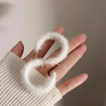Peluş Hoop Küpeler Kadınlar İçin Kürklü Beyaz Yuvarlak Hoop Beyaz