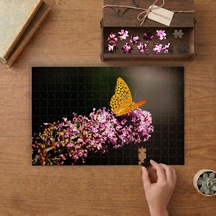 Mor Çiçeğin Üstünde Sarı Kelebek Tasarımı 240 Parça Ahşap Puzzle Ahşap Kutuda Mpy50380