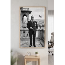 Doğal Ahşap Çerçeveli Atatürk Siyah Beyaz Duvar Tablosu Tekli Set Tarihi Portre Ve Türk Bayrağı Desenli Modern Dekorasyon Kabartma Görünümlüdür Bej
