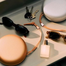 Bang & Olufsen Beosound A1 3. Nesil Geniş Açılı Ses, Yüksek Bas, Ip67 Su Geçirmez, 24 Saat Pil Ömrü, Dahili Mikrofonlu Taşınabilir Bluetooth Hoparlör Bal Rengi