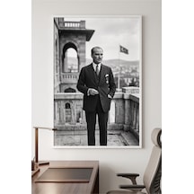 Beyaz Ahşap Çerçeveli Atatürk Siyah Beyaz Duvar Tablosu Tekli Set Tarihi Portre Ve Türk Bayrağı Desenli Modern Dekorasyon Kabartma Görünümlüdür Beyaz