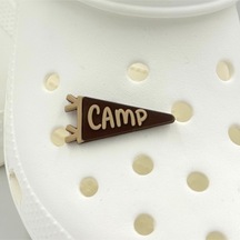 Crocs Terlik Süsü Ve Aksesuarı , Çanta Süsü Jibbitz 3d Camp Yazılı Üçgen Bayrak 04 Görsel Logo Aksesuar Kahve-vizon