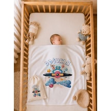 Erkek Bebek Hediyesi İsme Özel 80x80 Cm Çift Kat Penye Bebek Battaniyesi %100 Pamuk Ham Bez Kıyafet Keseli 2048bk3x