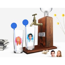Kişiye Özel Renkli Baskılı Erkek Ve Kadın Karikatürlü İkili Vodka Bardağı Ve Ahşap Vodka Standı Hediye Seti-31