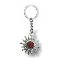 Kırmızı Taşlı Güneş Figürlü Unisex Anahtarlık Metal Şık Ve Canlı Tasarım