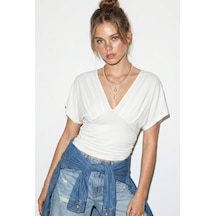 Kadın Vücuda Oturan Büzgülü Drape Detaylı V Yaka Yarasa Kol Bluz Öb261047 60286353 - Beyaz
