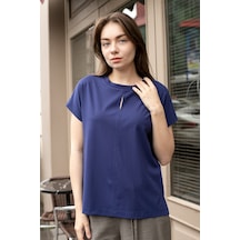 Kadın İpeksi Yumuşak Kumaş Geniş Sıfır Yaka Önü Pencereli Yanları Yırtmaçlı Tshirt Bluz-indigo İndigo Kadın İpeksi Yumuşak Kumaş Geniş Sıfır Yaka Önü Pencereli Yanları Yırtmaçlı Tshirt Bluz-indigo İndigo