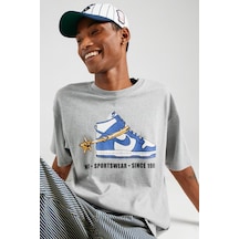 Nike Sportswear M90 Vintage Stirrup Loose Fit T-shirt Baskılı Erkek Bol Kesim Tişört Gri