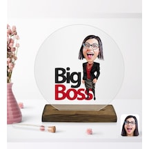 Kişiye Özel Kadın Big Boss Karikatürlü Yuvarlak Ahşap Standlı Bib