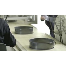 Kaiser Bake & Take Kelepçeli Kapaklı Yuvarlak Kek Kalıbı 26 Cm Siyah