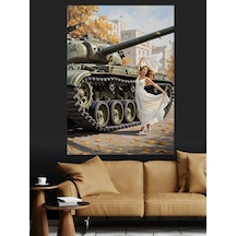 Ahşap Tablo Tank Önünde Gelinlikli Kadın