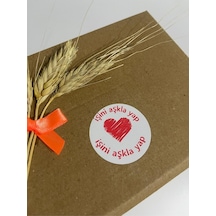 İşini Aşkla Yap Ortası Çizim Kalpli Kırmızı Yazılı Yuvarlak Yapışkanlı Etiket 5x5 Cm 100 Adet
