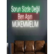 Sorun Sizde Değil Ben Aşırı Mükemmelim Yazılı Neon Tabela Yeşil