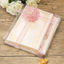 Hediyelik Kuran-ı Kerim, İnci Tesbih, Seccade, Asetat Kutulu 25x18 Cm Mevlid Paketi- Bebe Pembesi Çok Renkli