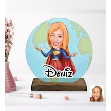 Kişiye Özel Süper Girl Karikatürlü Yuvarlak Ahşap Standlı Biblo-1