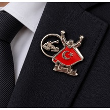 Türk Bayrak Detaylı Sporcu Figürlü Metal Yaka Rozeti Milli Takım Temalı Aksesuar Gri
