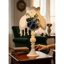 Beyaz Kadife Kaplı Çiçek Dekorlu Başlık İncili Beyaz Ayaklı Klasik Model Abajur 50x30cm