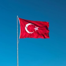 Premium Türk Bayrağı 300x450cm - Nefes Alabilir 125gr Rashel Kumaş, Çift Dikişli, Sağlam Kulplu, Uv Ve Solmaya Karşı Dayanıklı, İç/dış Mekan Kullanımı 300x450cm 1000 x 1500 CM