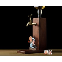 Bk Gift Kişiye Özel Evleniyoruz Karikatürlü Musluklu Ahşap Viski Standı-2, Viski Çeşmesi, Doğum Günü Hediyesi, İçecek Dispenseri