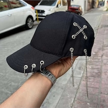 Üç Piercingli Çarpı Zincirli Siyah Şapka Çok Renkli