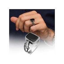 Siyah Oniks Taşlı Tuğra Motifli 925 Gümüş Erkek Yüzük Beyaz Siyah Oniks Taşlı Tuğra Motifli 925 Gümüş Erkek Yüzük Beyaz