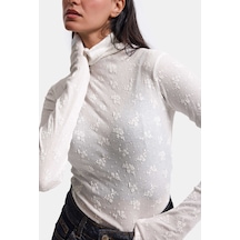 Kadın Kırık Beyaz W6-101 Slim Boğazlı Özel İşlemeli Kumaş Tasarım Bluz