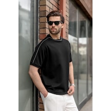Madmext Siyah Şerit Detaylı Modern Kesim Erkek Tişört E7182