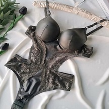 Ellovia Haki Deri Görünümlü Dantel Detaylı Destekli Bodysuit Gümüş
