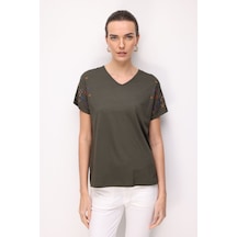 Kadın V Yaka Nakış İşlemeli Düşük Kollu Penye T-shirt Haki Haki