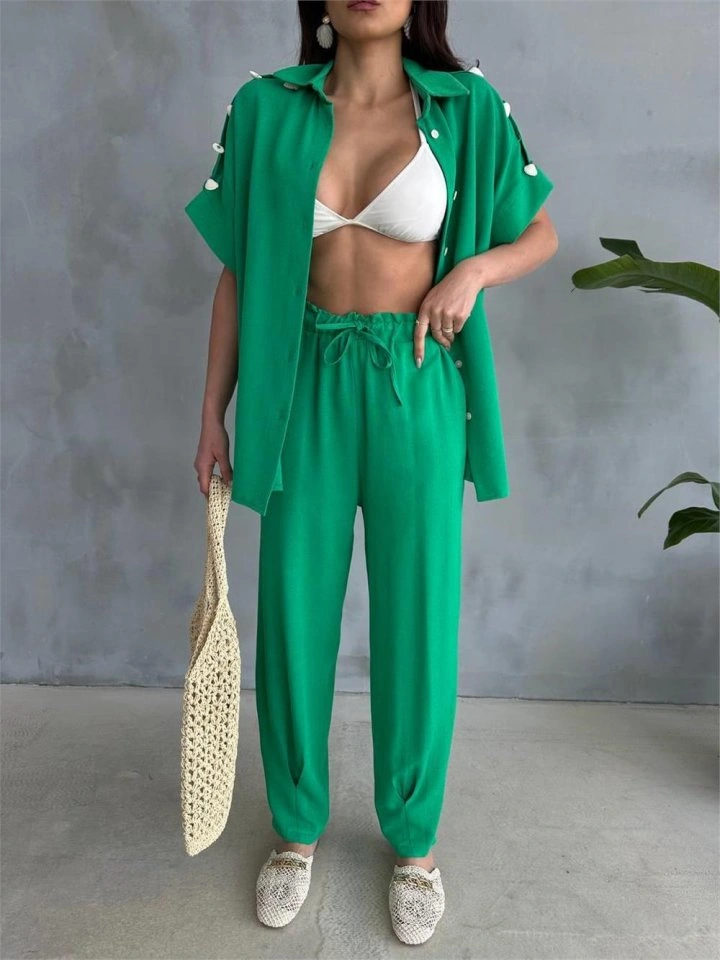 Dogutrend Omuz Midye Sıralı Bluz - Paça Pensli Pantolon Takım - Yeşil Dogutrend Omuz Midye Sıralı Bluz - Paça Pensli Pantolon Takım - Yeşil