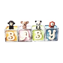 El Yapımı '' Baby'' Yazılı Küplerin Üzerinde Hayvan Figürleri Konsepti.