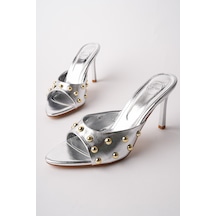 Muggo Helena Kadın Zımbalı Sivri Burun Metal Detaylı Stiletto Topuklu Terlik Gümüş