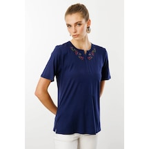 Desen Triko Açma Yaka Nakış İşlemeli Penye Kadın T-shirt 25700 Lacivert