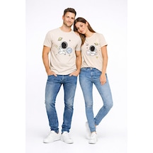 Sevgili Kombini Astronot Baskılı Çift Tişört Oversize Unisex Partner Tişört 2 Li Set Bej Sevgili Kombini Astronot Baskılı Çift Tişört Oversize Unisex Partner Tişört 2 Li Set Bej