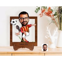 Kişiye Özel Sarı Kırmızı Futbolcu Karikatürlü Ahşap Standlı 3D Bi