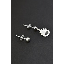 Papatya Silver 925 Ayar Gümüş Rodyum Kaplama Alev Model Çivili Kadın Top Küpe Papatya Silver 925 Ayar Gümüş Rodyum Kaplama Alev Model Çivili Kadın Top Küpe
