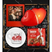 Sevgililer Gününe Özel Tasarım Kişiye Özel Fincan & Kişiye Özel Fotoğraf Çerçevesi & Kırmızı Kalp Mum & Nestle Çikolata Hediye Seti