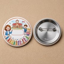 Fikart Okul Bahçesi - Renkli Kalem Çerçevesi - Okul Ve Öğrenci Temalı 58mm İğneli Metal Buton Rozet Çok Renkli