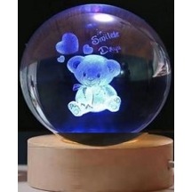 Dekoratif Ayıcık Tasarımlı Ahşap Altlıklı Işıklı Cam Küre Büyük Boy Cam:8cm Ahşap:2cm Karışık Renk