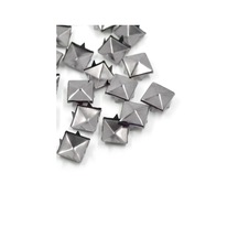 Süs Tırnaklı Çakma Kare Piramit 7 Mm 20 Adet Metal Trok