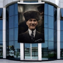 Gülümseyen Mustafa Kemal Atatürk Portresi Poster Bayrak Raşel Kumal 4x6 Metre Ata65 Diğer