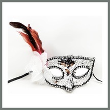 Bezos Gümüş Renk Yandan Tüylü Güllü Gümüş Taşlı Pullu Maske 20x22 Cm Mmbz Diğer