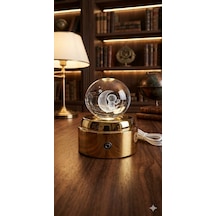 Mobgift 360 Derece Dönen Sarı Led Işıklı Gold Standlı Usb'li Kristal Ay Üzerinde Astronot Cam Küre Çok Renkli