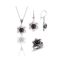 Gümüş Kök Yakut Taşlı Gül Modeli Telkari İşlemeli Kolye Küpe Ve Yüzük Üçlü Set Gümüş Kök Yakut Taşlı Gül Modeli Telkari İşlemeli Kolye Küpe Ve Yüzük Üçlü Set