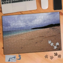 Bulutlu Gökyüzü Altında Kumsal 240 Parça Puzzle Yapboz Tablo-555