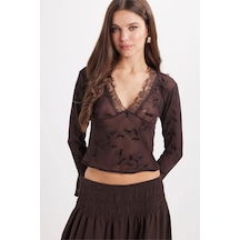 Tudors Kadın Slim Fit Dar Kesim V Yaka Uzun Kollu Dantel Detaylı Kahverengi Bluz-50783