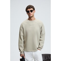 HAL Erkek Yuvarlak Yaka Önünde Ve Kollarında Süs Dikiş Detaylı Baskılı Regular Fit Taş Rengi Sweatsh HAL Erkek Yuvarlak Yaka Önünde Ve Kollarında Süs Dikiş Detaylı Baskılı Regular Fit Taş Rengi Sweatsh