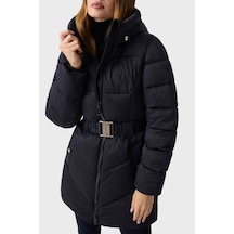 Guess Logolu Kapüşonlu Yaka Orta Boy Şişme Mont W6bl50w4144 Kadın Mont W6bl50 W4144 Jblk Siyah